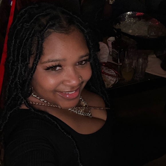 Meet your Posher, Erica - Picture 2 of 2